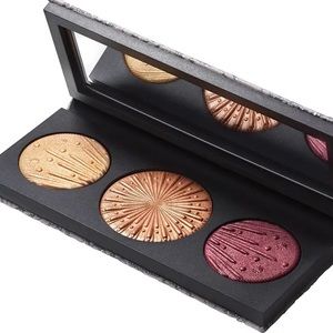 MAC Flashing Ice Extra Dimension Skinfinish